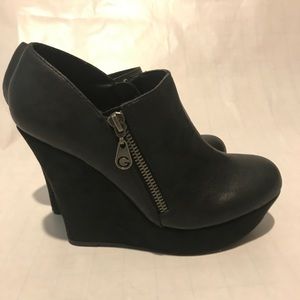 Black leather and suede wedge heels by guess